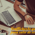 Imagen de persona escribiendo en el ordenador - trafficker-digital